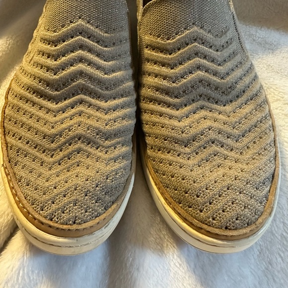 GUC Ugg Slip Ons. Size 9.5 Women’s. - Picture 10 of 11